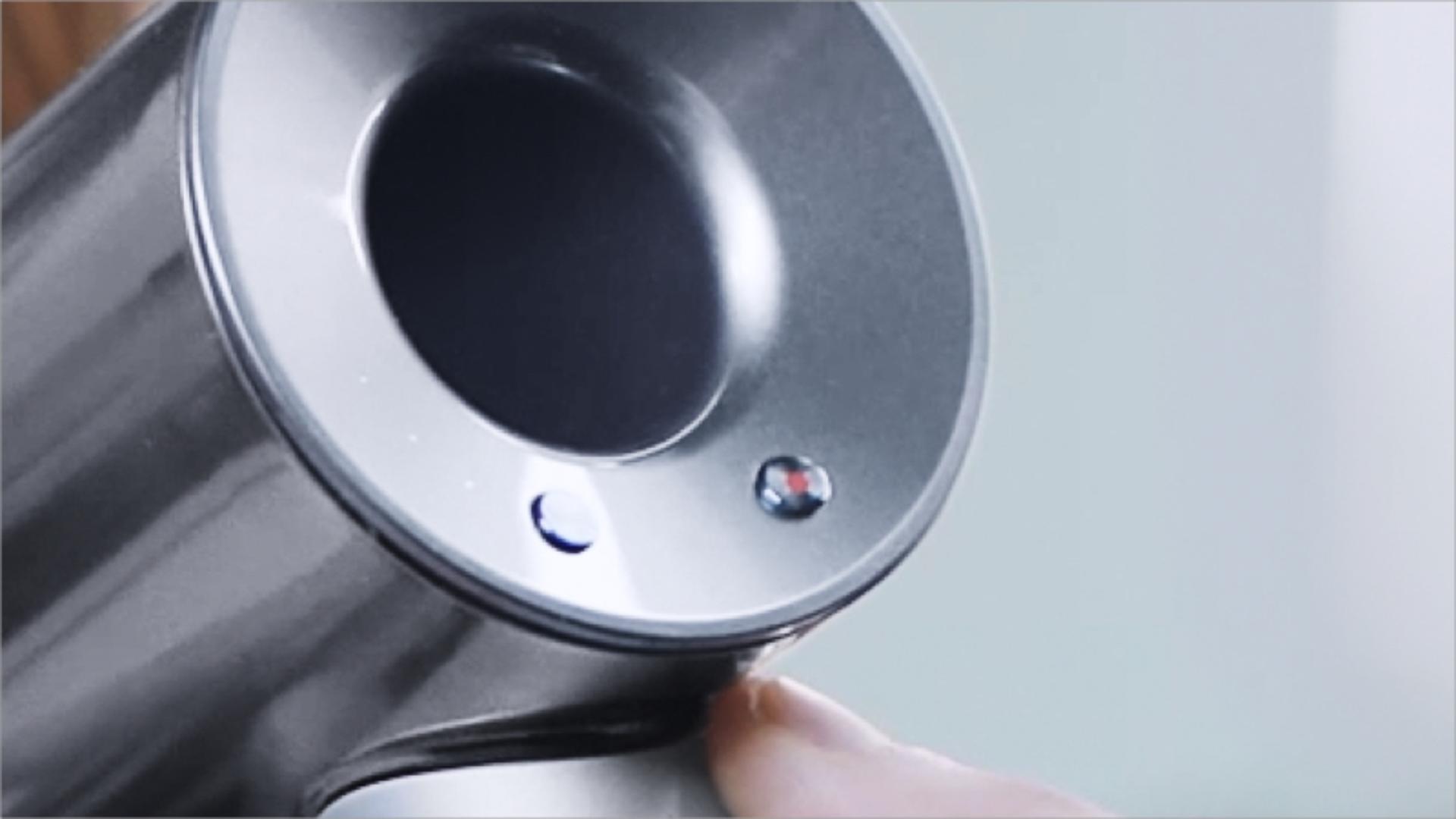 Temperature control button on the Dyson Supersonic™ professional hair dryer